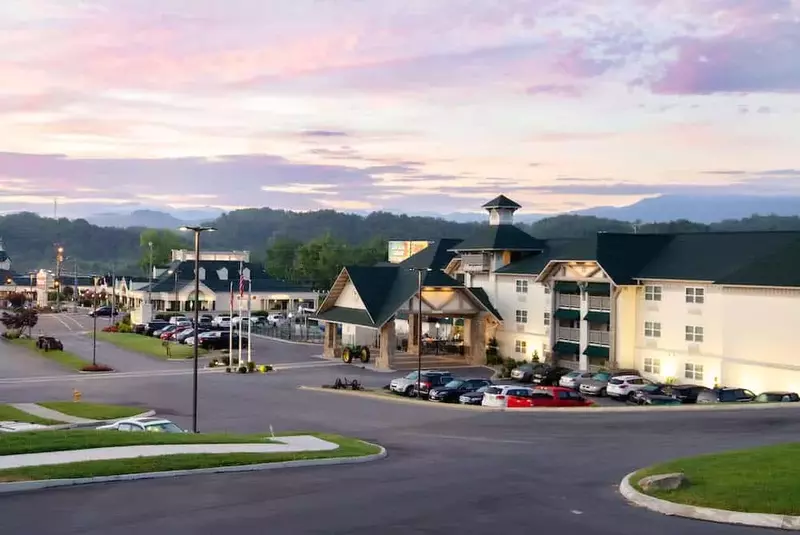Morning view of The Lodge at Five Oaks hotel in Sevierville TN